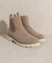 Load image into Gallery viewer, Oasis Society Gianna - Chunky Sole Chelsea Boot
